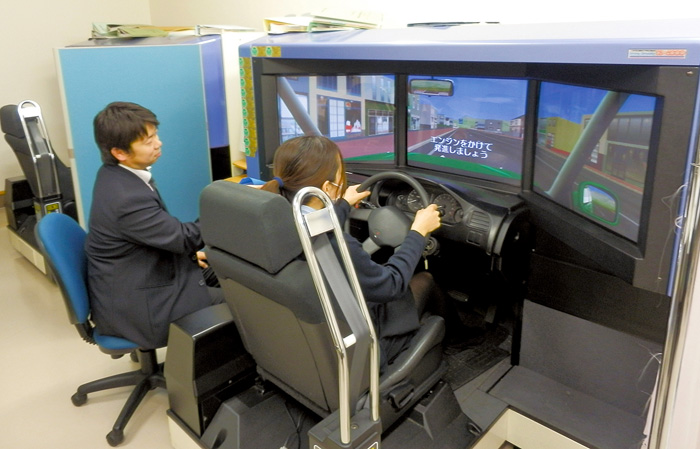 けんなん自動車学校　シュミレーター